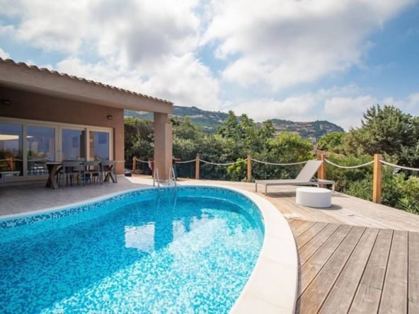 Villa con piscina privata e vista mare in vendita a Costa Paradiso