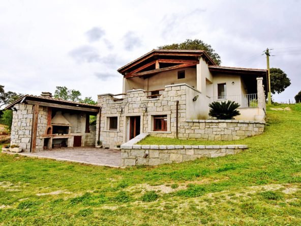 Elegante Villa in Granito con Vigna, Giardino e Vista Panoramica in vendita a Berchidda