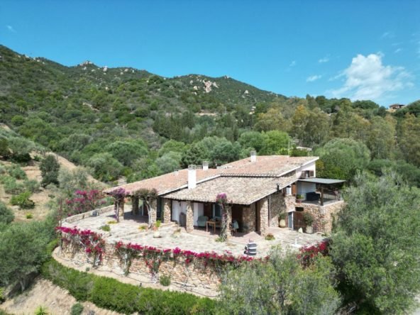 Villa indipendente con vista panoramica in vendita a Villasimius
