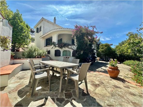 Villa indipendente con vista mare a 350 metri dalla spiaggia