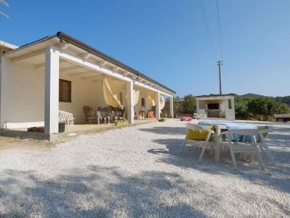 Villa Indipendente in Vendita a Teulada – 10.000 mq di Terreno, Privacy Assoluta e Vicinanza al Mare