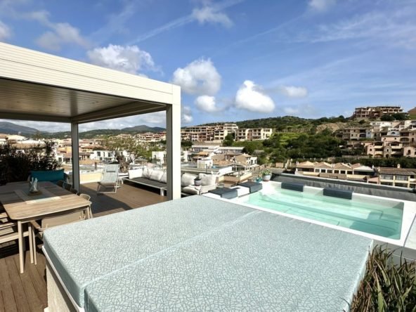 Prestigioso attico panoramico con terrazza, vista mare e piscina idromassaggio riscaldata in vendita a Villasimius - Sardegna
