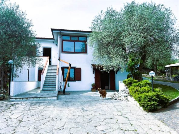 Villa indipendente con giardino e due unità abitative – Sassari